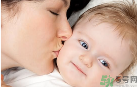 給寶寶洗澡是飯前好還是飯后好？寶寶洗澡愛哭鬧怎么辦？