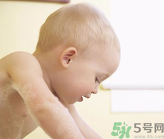 給寶寶洗澡是飯前好還是飯后好？寶寶洗澡愛哭鬧怎么辦？