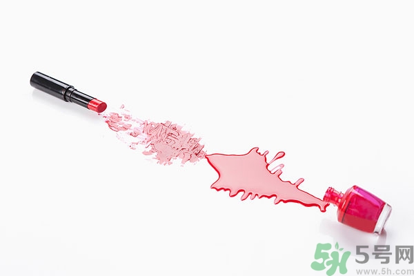 涂口紅之前涂什么？涂口紅前要涂潤唇膏嗎？