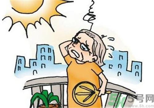 男子因熱射病身亡 熱射病是什么?。?></p><h3>男子因熱射病身亡</h3><p>近日，一則男子因熱射病身亡的新聞引起網(wǎng)友的關(guān)注。據(jù)悉，昨天，南京又有10人中暑，其中有一例熱射病(重癥中暑)，這也是今夏南京出現(xiàn)的首個(gè)熱射病患者，目前，醫(yī)院正在全力搶救中。</p><p>22日，鎮(zhèn)江第一人民醫(yī)院接收了1例中暑患者，23-24日，兩天接診10人，其中3人是中暑里最嚴(yán)重的熱射病。</p><p>昨天上午，急診搶救室又送來1例熱射病患者，到醫(yī)院時(shí)體溫高達(dá)42℃。據(jù)醫(yī)生介紹，該患者是建筑工人。</p><p>院方介紹，目前除一人出院外，另外11人均屬危重癥中暑患者。其中，3人死亡，1人在搶救中，還有部分患者情況非常危險(xiǎn)。</p><p>23日，鎮(zhèn)江第四人民醫(yī)院也接收了一名熱射病患者，目前還在搶救，尚未脫離危險(xiǎn)。</p><p>該院重癥醫(yī)學(xué)科主任汪勤告訴現(xiàn)代快報(bào)記者，當(dāng)天中午，61歲的環(huán)衛(wèi)工人劉師傅被發(fā)現(xiàn)暈倒在馬路上。當(dāng)時(shí)他出現(xiàn)了高熱昏迷(體溫42℃)、呼吸急促、心跳每分鐘達(dá)170多次、大小便失禁、抽搐等癥狀。</p><p style=