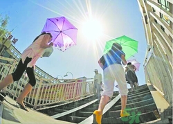 男子因熱射病身亡 熱射病是什么?。?></p><h3>熱射病是什么病</h3><p>熱射?。ㄖ惺睿┦侵敢蚋邷匾鸬娜梭w體溫調(diào)節(jié)功能失調(diào)，體內(nèi)熱量過度積蓄，從而引發(fā)神經(jīng)器官受損。熱射病在中暑的分級(jí)中就是重癥中暑，是一種致命性疾病，病死率高。該病通常發(fā)生在夏季高溫同時(shí)伴有高濕的天氣。</p><p>遇到高溫天氣，一旦出現(xiàn)大汗淋漓、神志恍惚時(shí)，要注意降溫。如高溫下發(fā)生出現(xiàn)昏迷的現(xiàn)象，應(yīng)立即將昏迷人員轉(zhuǎn)移至通風(fēng)陰涼處，冷水反復(fù)擦拭皮膚，隨后要持續(xù)監(jiān)測(cè)體溫變化，若高溫持續(xù)應(yīng)馬上送至醫(yī)院進(jìn)行治療，千萬(wàn)不可以為是普通中暑而小視，耽誤治療時(shí)間。</p><p><span style=