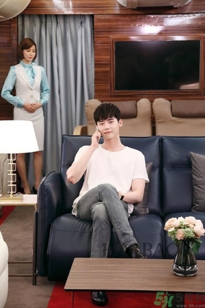 李鐘碩戴什么手表？姜哲戴的什么手表？