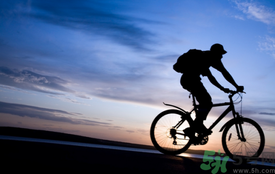 女孩被耳機(jī)線(xiàn)割喉 耳機(jī)線(xiàn)的正確佩戴方式