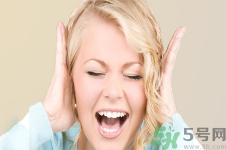 耳朵后面長了個硬包怎么回事？ 耳朵后面長了個硬包怎么辦？