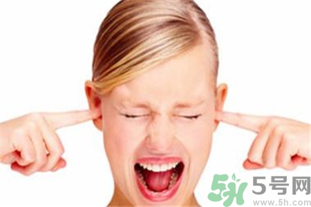 耳朵后面長了個硬包怎么回事？ 耳朵后面長了個硬包怎么辦？