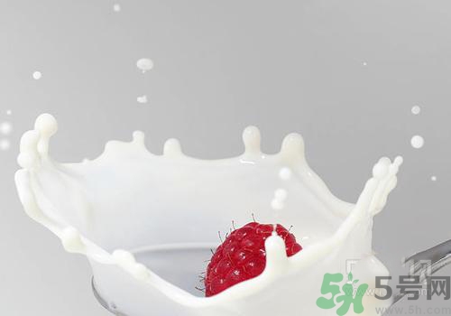 有機(jī)奶粉和配方奶粉有什么區(qū)別？有機(jī)奶粉和配方奶粉哪個好？