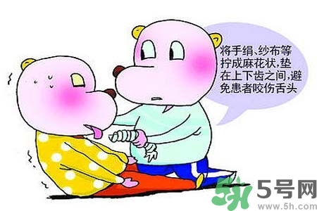 癲癇的高發(fā)人群？如何預(yù)防癲癇?。?></p><h4>對于智力發(fā)育不良，膚色偏淡、發(fā)黃，肌張力增高，或伴有震顫和手足活動的病兒</h4><p>要懷疑苯丙酮尿癥，可做尿液測驗(yàn)，其他少見的類型多有尿的異色、臭味，有條件時(shí)應(yīng)做相應(yīng)的生化檢查，防止癲癇的發(fā)作，因?yàn)檫@類人群也是癲癇高發(fā)人群。</p><h4>患低血糖癥的成年人</h4><p>發(fā)作時(shí)間多在空腹或強(qiáng)烈運(yùn)動后，一般先有心悸、頭昏、出汗、惡心、煩躁等癥狀，甚至行為失常，有此疾病史者要做空腹血糖測定，癲癇高發(fā)人群包括患低血糖癥的成年人。</p><p style=