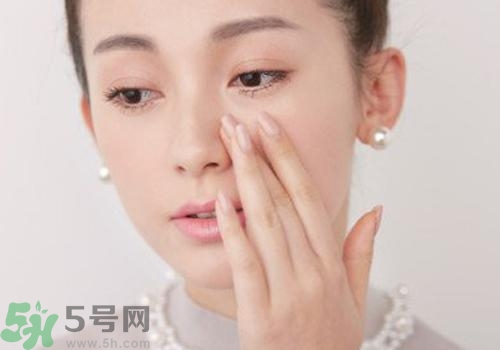 cc霜和粉底液的區(qū)別 cc霜和粉底液哪個先用？