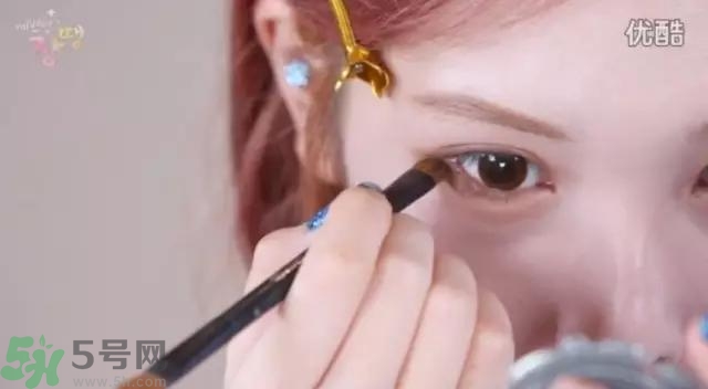 戴眼鏡怎么化妝？眼鏡妝怎么畫