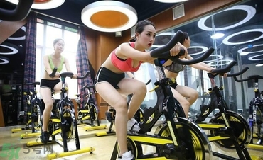 女生可以練腹肌嗎？女生怎么練腹?。?></p><h4>2、抬腿上卷腹法</h4><p>這個(gè)方法也需要一個(gè)瑜伽墊，它主要鍛煉的是上腹部的肌肉。先躺在瑜伽墊上，然后將雙腿抬起向上舉起，雙手也伸直向上，當(dāng)背部向前卷曲的時(shí)候，讓雙手和雙腳相觸，就完成了這個(gè)動(dòng)作，這組動(dòng)作反復(fù)進(jìn)行就可以了，雙手不一定要碰到腳背，對于肢體較僵硬的人來說，雙手和雙腳能碰到就很不容易了。</p><h4>3、轉(zhuǎn)體卷腹練法</h4><p>轉(zhuǎn)體卷腹，顧名思義，就是左右交替進(jìn)行卷腹的動(dòng)作，這樣的鍛煉方式主要是使腹斜肌能得到鍛煉。首先平躺下來，然后將雙腿屈膝，雙手放在耳朵兩側(cè)；然后用上半身的力量開始進(jìn)行卷腹動(dòng)作，并且左手手肘要碰到右膝，右手要碰到左膝，左右交替進(jìn)行，并重復(fù)做幾組。</p><p style=