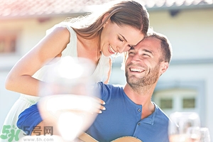 女生喜歡成熟的男生嗎？女生喜歡成熟穩(wěn)重的類(lèi)型嗎？