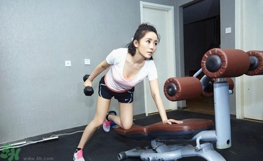 女生跑步機(jī)減肥速度多少合適？女生去健身房減肥做哪些器械？