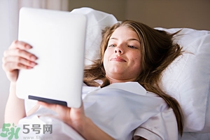 女生趴著睡對乳房好嗎？女生趴著睡對胸部有什么壞處？