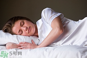 女生趴著睡對乳房好嗎？女生趴著睡對胸部有什么壞處？