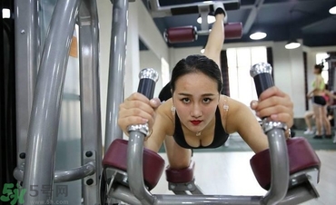 女生跑步機(jī)減肥速度多少合適？女生去健身房減肥做哪些器械？