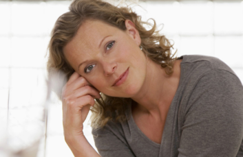 女人絕經前的癥狀以及年齡？治療女人絕經的小偏方