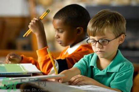 近視眼是什么？近視眼的癥狀有哪些？