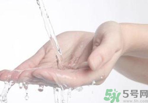 高錳酸鉀染手上了怎么辦？高錳酸鉀染手上了怎么洗掉？