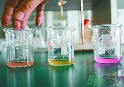 高錳酸鉀染手上了怎么辦？高錳酸鉀染手上了怎么洗掉？