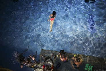 不會(huì)游泳可以去水上樂(lè)園嗎？不會(huì)游泳能去游泳館玩？