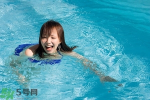 戴著美瞳可以游泳嗎？游泳能帶美瞳嗎？