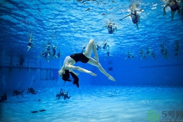 不會(huì)游泳可以去水上樂(lè)園嗎？不會(huì)游泳能去游泳館玩？