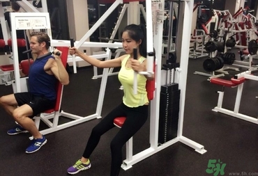 女生健身喝什么牛奶好？女生健身吃什么好？