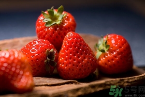 草莓有點爛還能吃嗎？草莓爛了一點還能吃嗎？