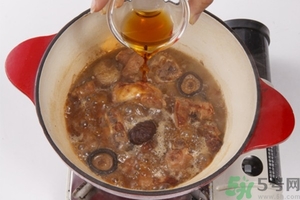 板栗燉鴨好還是燉雞好？栗子燒雞的家常做法