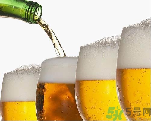 男子喝冰啤后洗澡出血 喝冰啤后可以洗澡嗎？