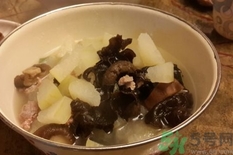 排骨湯可以放木耳嗎?排骨湯加木耳的功效與作用 排骨湯可以放木耳嗎?排骨湯加木耳的功效與作用