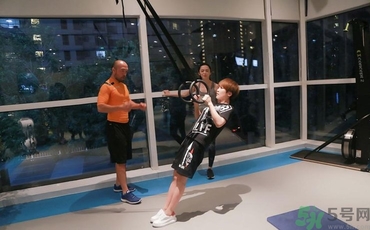 女生去健身房怎么穿衣服？女生去健身房穿什么鞋？