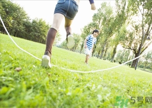 跳繩減肥快還是跑步減肥快？跳繩減肥最佳時間是什么時候？