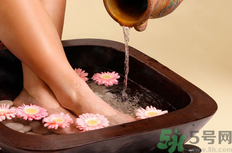 下雨天關(guān)節(jié)痛是怎么回事？下雨天關(guān)節(jié)疼痛是風(fēng)濕性關(guān)節(jié)炎嗎？