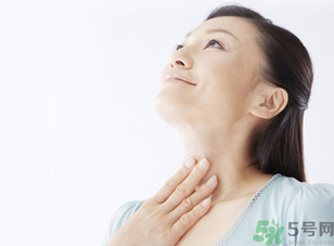 秋季嗓子干癢咳嗽是怎回事？秋季嗓子干癢咳嗽怎么辦？