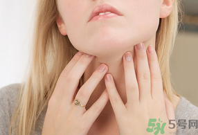 秋季嗓子干癢咳嗽是怎回事？秋季嗓子干癢咳嗽怎么辦？