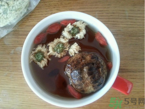 羅漢果可以和菊花一起泡水喝嗎？羅漢果菊花茶的做法及營(yíng)養(yǎng)價(jià)值