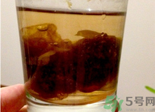 胖大?？梢院途栈ㄒ黄鹋菟葐?？胖大海和菊花一起泡水喝的功效