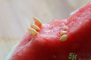 西瓜裂開了還能吃嗎?西瓜裂開什么原因 西瓜裂開了還能吃嗎?西瓜裂開什么原因