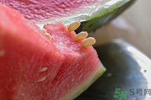 西瓜裂開了還能吃嗎?西瓜裂開什么原因 西瓜裂開了還能吃嗎?西瓜裂開什么原因