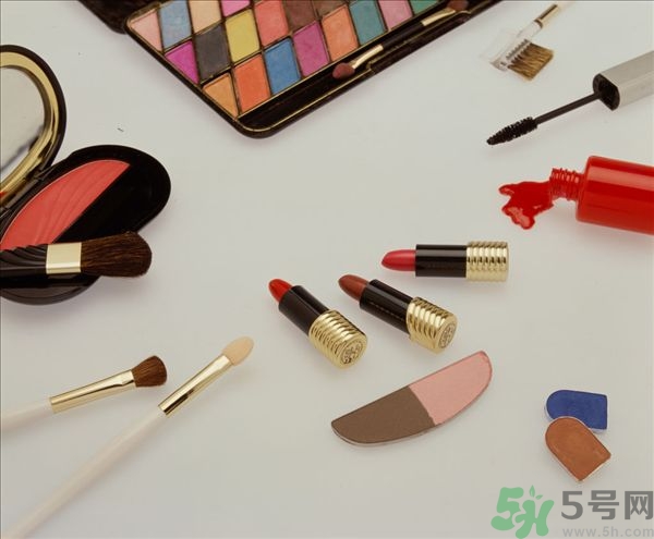 口紅掉色正常嗎？口紅掉色好還是不掉色好？