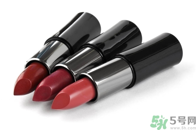 皮膚黑涂什么顏色口紅好看？皮膚白涂什么顏色的口紅？