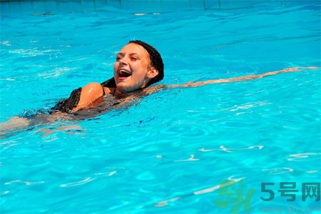 游泳能改善膝關(guān)節(jié)踝關(guān)節(jié)損傷嗎？游泳對膝關(guān)節(jié)炎有益嗎？