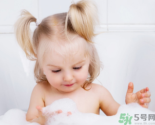 秋季嬰兒要每天洗澡嗎？秋季給嬰兒洗澡的正確步驟