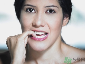 咬指甲什么原因？咬指甲是什么??？