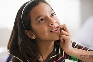 咬指甲什么原因？咬指甲是什么??？