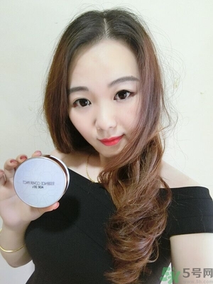 age20s粉底霜粉色和白色有什么區(qū)別？