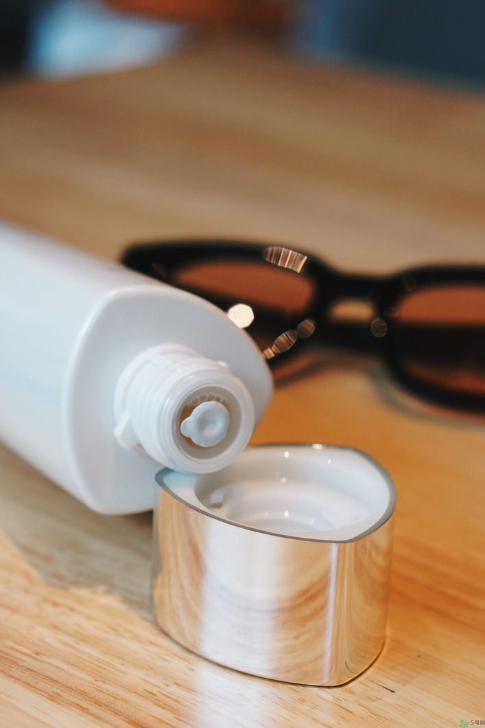 雅詩蘭黛晶透沁白淡斑精粹水怎么樣？雅詩蘭黛淡斑水好用嗎？