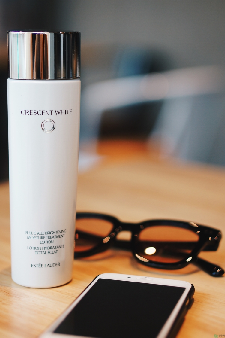 雅詩蘭黛晶透沁白淡斑精粹水怎么樣？雅詩蘭黛淡斑水好用嗎？