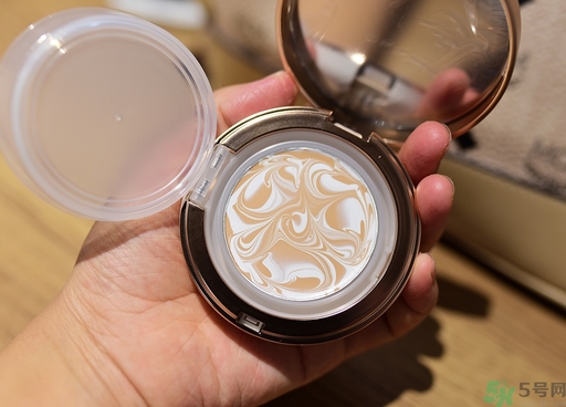 age20s粉底霜粉色和白色有什么區(qū)別？